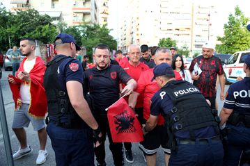 Σερβία - Αλβανία: «Φρούριο» το Λέσκοβατς, η αστυνομία ψάχνει τα κινητά των οπαδών