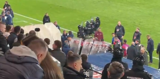 Με αστυνομική συνοδεία στα αποδυτήρια οι Αλβανοί στην ανάπαυλα του αγώνα με την Σερβία (vid)