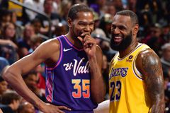 Ο ΛεΜπρόν έχει πάρει τον... αέρα του Ντουράντ - Οι Λέικερς νίκησαν τους Σανς και στο Φοίνιξ (vids)