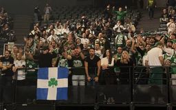 Εντυπωσιακή παρουσία 1000 οπαδών του Παναθηναϊκού στο Παρίσι (vid)