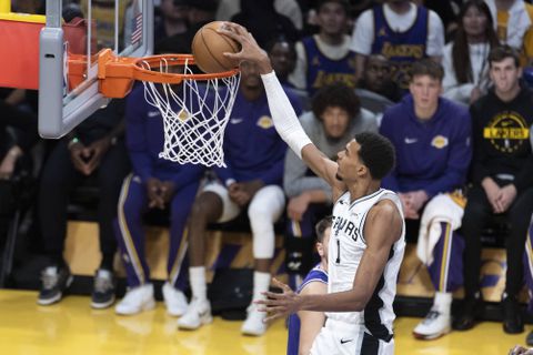 Με Ουεμπανιάμα να «οργιάζει», οι Σπερς άλωσαν το Σικάγο