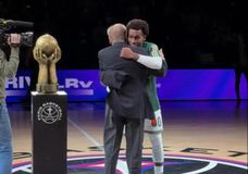 Η βράβευση του Τι Τζέι Σορτς στο Παρίσι πριν το τζάμπολ (pic)