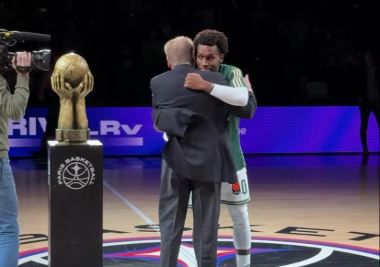 Η βράβευση του Τι Τζέι Σορτς στο Παρίσι πριν το τζάμπολ (pic)