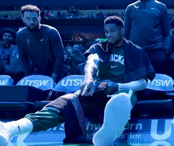 Η χαρά του Γιάννη όταν είδε το όνομα του Κώστα στο παρκέ του Ντάλας (vid)