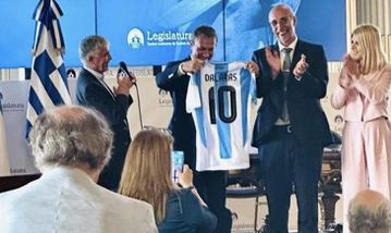 Ο Γιώργος Νταλάρας τιμήθηκε στο Μπουένος Άιρες και έλαβε φανέλα της Αργεντινής με το «10»