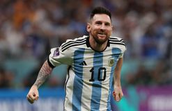 Ο πανηγυρισμός του Μέσι με τα αυτιά του και το «καρφί» στον Λουίς Φαν Χάαλ (vid)