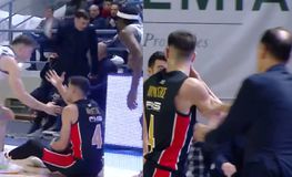 Έξαλλος ο Μπαρτζώκας με τον Λούντζη: Μπήκε μέχρι το κέντρο του γηπέδου και τον άρπαξε από το μπράτσο – Την πλήρωσε ένα μπουκάλι στο παρκέ (vid)