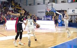 Υπέροχη στιγμή: Ο Λούντζης έκανε φάουλ στον 16χρονο Πιλίτση για να πετύχει τους πρώτους του πόντους ως μπασκετμπολίστας (vid)