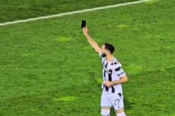 Ο Οζντόεφ επιστρέφει κινητό σε παιδάκι που του είχε πέσει