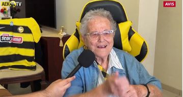 Η 83χρονη Σοφία συγκινεί με την αφοσίωσή της στην ΑΕΚ (vid)