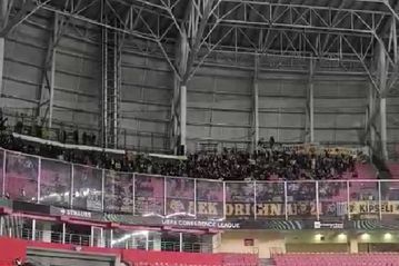 Οι οπαδοί της ΑΕΚ στο γήπεδο της Σαμσουνσπόρ