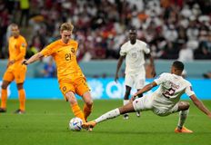 Φρένκι Ντε Γιονγκ: Έπεσε στα σκαλοπάτια του πούλμαν (vid)