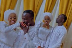 Δεν έχει γαμήλιο ταξίδι για τον Μανέ, η γυναίκα του πρέπει να τελειώσει το σχολείο!