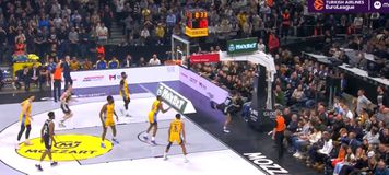 Η φάση της χρονιάς στο Παρτίζαν - Μακάμπι: Οι παίκτες των Σέρβων έσωσαν την κατοχή δύο φορές με απίθανο τρόπο