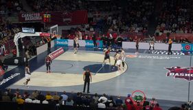 «Ο ήλιος που ανατέλλει» - Οπαδός του Ολυμπιακού ύψωσε σημαία του ΠΑΣΟΚ στην «Μπουέσα Αρένα»