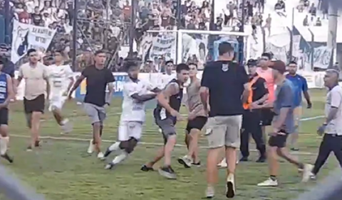 Απίστευτες εικόνες στην Αργεντινή: Οπαδοί έκαναν «ντου» στους παίκτες της ομάδας τους γιατί δεν πήραν την άνοδο (vids)