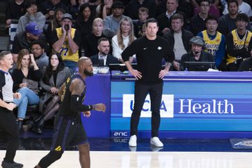 Η απόφαση των Λέικερς που δείχνει πόσο πιέζεται ο ΛεΜπρόν Τζέιμς