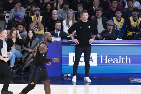 Η απόφαση των Λέικερς που δείχνει πόσο πιέζεται ο ΛεΜπρόν Τζέιμς