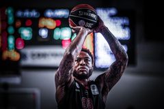 Το ντεμπούτο του Τζόουνς και το ρεκόρ του Πίτερς από... το παρκέ (vid)