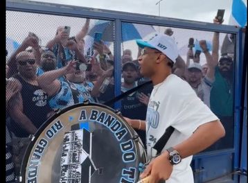 Αποθέωση στο Πόρτο Αλέγκρε για τον Τετέ – Πήρε το τύμπανο από τον κόσμο (vids)