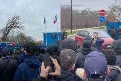 Χαμός έξω από το προπονητικό της Παρί, οπαδοί ζητάνε τα ρέστα μετά την ήττα από την Μονακό (vid)