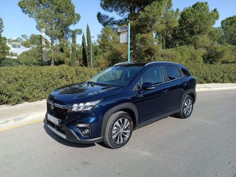 Στο τιμόνι του υβριδικού, τετρακίνητου Suzuki S-Cross