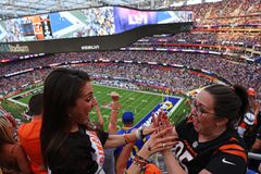 Super Bowl: Ένας λαμπερός τελικός με 73.000 θεατές, εισιτήρια 30.000 δολαρίων και πρωθιέρεια τη Rihanna