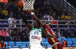 «Ζεστάθηκε» για το Κύπελλο ο Παναθηναϊκός με 20άρα επί της ΑΕΚ, σε ένα επεισοδιακό ματς στα Λιόσια