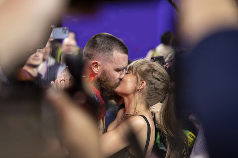 Το φιλί της Τέιλορ Σουίφτ στον νικητή του NFL, Τράβις Κέλσι που έχει γίνει viral (vid)