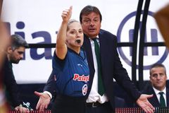 Αναβρασμός στα Λιόσια: Χυδαία συνθήματα κατά της Τσαρούχα και προσωρινή διακοπή στο ντέρμπι με τον Παναθηναϊκό (vid)