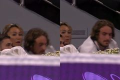 O Τσιτσιπάς έβλεπε την Μπαντόσα, έπεσε από την καρέκλα του και προκάλεσε γέλια (vid)