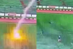 Σοκ στην Ινδονησία: Ποδοσφαιριστής βρέθηκε νεκρός μετά από χτύπημα κεραυνού κατά τη διάρκεια ενός αγώνα (vid)