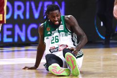 Συναγερμός στον Παναθηναϊκό: Αποχώρησε με πόνους ο Λεσόρ