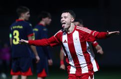 Το μυστικό της νέας γενιάς του Ολυμπιακού σε ένα βίντεο: Πνευμονίδης και Καλογερόπουλος βοηθούν τους φροντιστές της ομάδας!