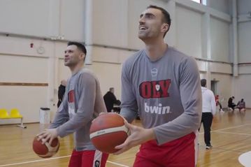 Η προπόνηση του Ολυμπιακού στην Κρήτη και τα... πειράγματα Παπανικολάου - Μιλουτίνοφ (vid)