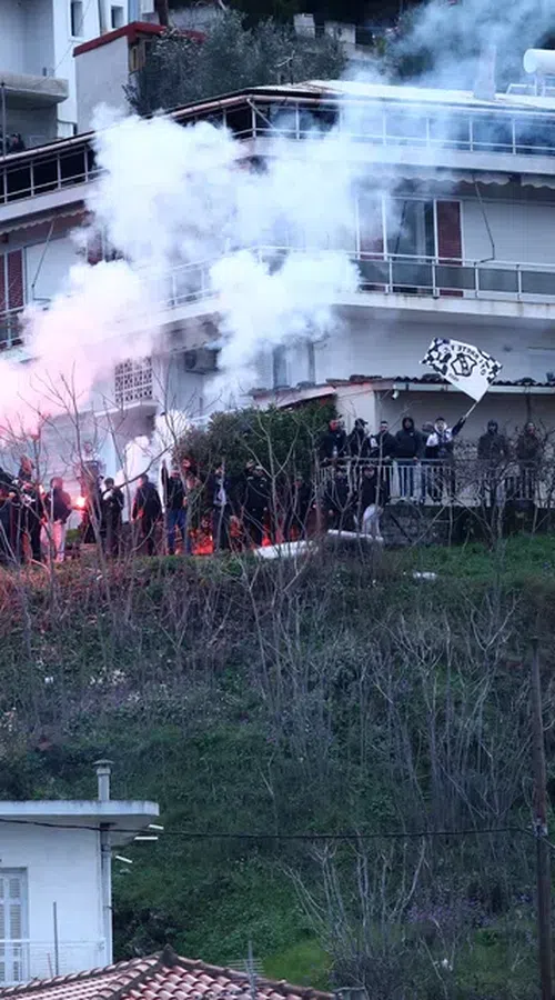 Ανάψαμε φωτιά και μεγαλώνει… κυριολεκτικά – Πως ζεστάθηκαν φίλοι του ΟΦΗ σε οικοδομή της Λιβαδειάς που πήγαν για το ματς! (pic)