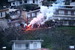 Ανάψαμε φωτιά και μεγαλώνει… κυριολεκτικά – Πως ζεστάθηκαν φίλοι του ΟΦΗ σε οικοδομή της Λιβαδειάς που πήγαν για το ματς! (pic)