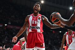 «Ιπτάμενος» Τζόουνς «γκρέμισε» το καλάθι με εντυπωσιακό κάρφωμα (vid)