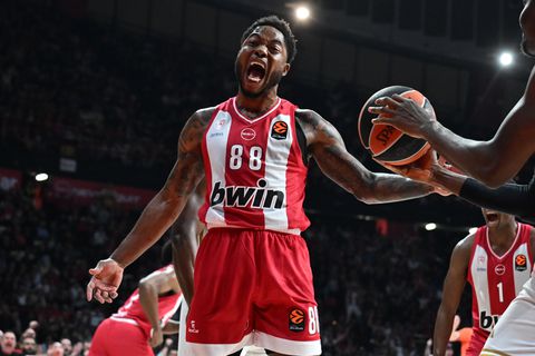 «Ιπτάμενος» Τζόουνς «γκρέμισε» το καλάθι με εντυπωσιακό κάρφωμα (vid)