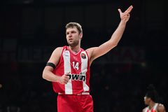 Φοβερό κάρφωμα του Βεζένκοβ απέναντι σε...όλον τον Ερυθρό Αστέρα (vid)