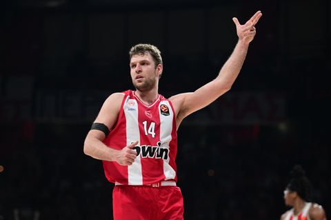 Φοβερό κάρφωμα του Βεζένκοβ απέναντι σε...όλον τον Ερυθρό Αστέρα (vid)