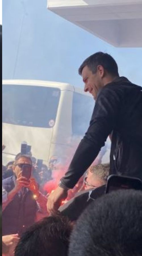 «Κάηκε» το Ηράκλειο με την υποδοχή της αποστολής του ΟΦΗ - Η ιδιαίτερη αποθέωση στον Κόντη (vid)