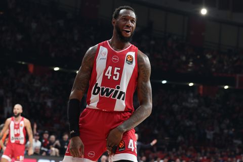 Απίστευτο κάρφωμα από τον Ντόντα Χολ, «πόστερ» στον Ιζούντου και τρέλα από Βεζένκοφ (vid)