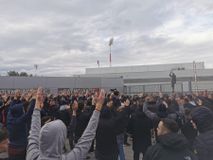 Περισσότεροι από 2.500 φίλοι του Ολυμπιακού εμψύχωσαν τους παίκτες ενόψει ντέρμπι - Συνόδευσαν το πούλμαν μέχρι τη Λ. Συγγρού (vid)