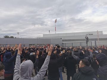Περισσότεροι από 2.500 φίλοι του Ολυμπιακού εμψύχωσαν τους παίκτες ενόψει ντέρμπι - Συνόδευσαν το πούλμαν μέχρι τη Λ. Συγγρού (vid)