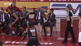 Απίθανη στιγμή: Ο βοηθός του Μπαρτζώκα έπαιξε... άμυνα στον Κάουαν του Προμηθέα (vid)