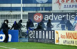 Ξύλο και διακοπή στο Περιστέρι: Κυνηγητό οπαδών, έφυγαν διαιτητές και ομάδες (gallery)