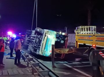 Ανατράπηκε το πούλμαν τουρκικής ομάδας - Νοσηλεύονται σοβαρά δύο άτομα