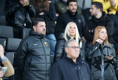 O Νίκος Χαρδαλιάς στην «Opap Arena» με μπουφάν της ΑΕΚ