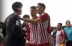 Απίθανο: Εκνευρισμένος πιτσιρικάς της Μπάγερν έσπρωξε τον Συλαϊδόπουλο και ο διαιτητής απέβαλε τον προπονητή του Ολυμπιακού (vid)